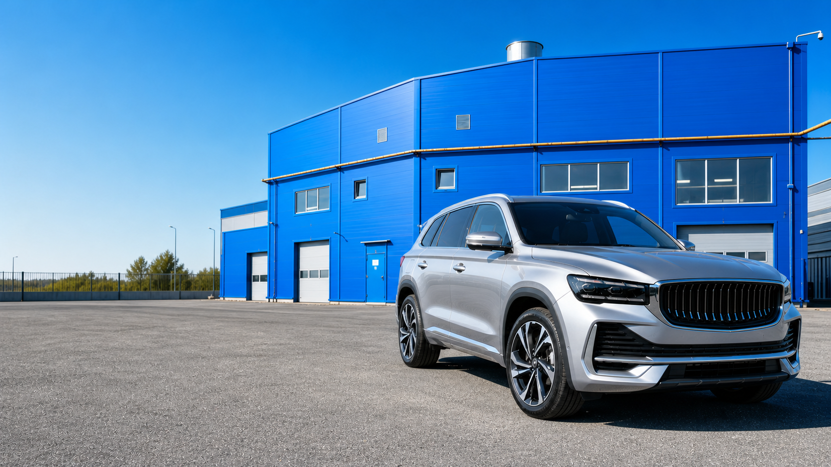 Серебристый SUV у синего здания детейлинг-центра